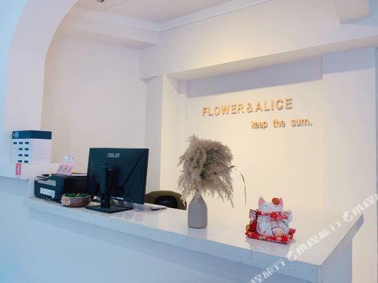 Flower and Alice Theme Guest House Hotel in China