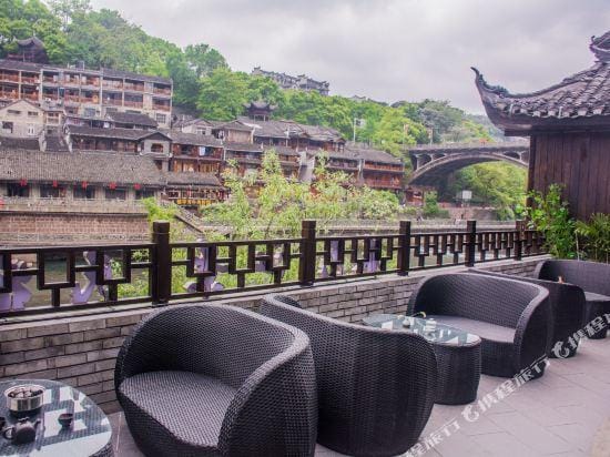 Yijian River View Guesthouse Hotel in China