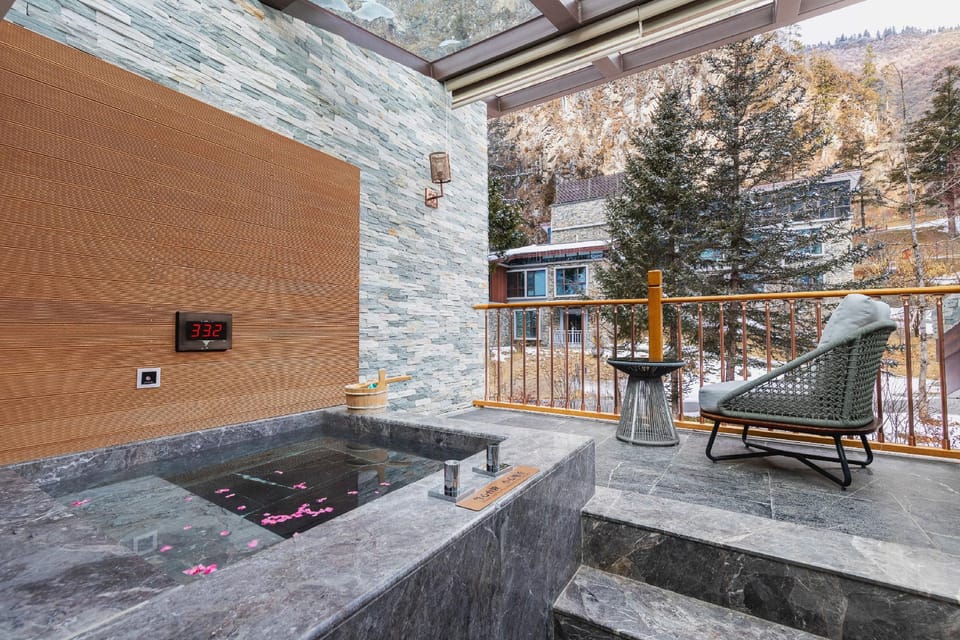 Namu Lake Resort Hotel in Sichuan