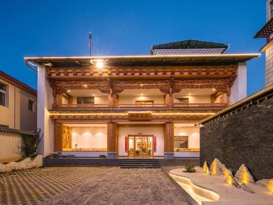 Cloud Hidden Three Autumn Inn Hotel in China