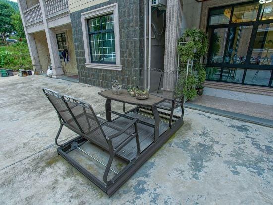 Anji Residents Forget the Dust Hotel in Hangzhou