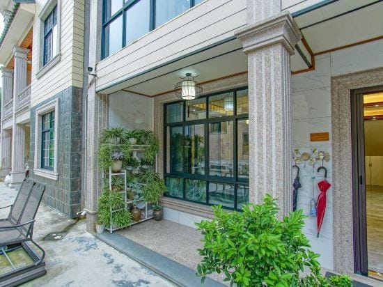 Anji Residents Forget the Dust Hotel in Hangzhou