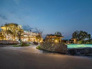 Summer Starry Sky Pool Thousand Acre Garden Hot Spring Resort Villa Hotel in Hangzhou