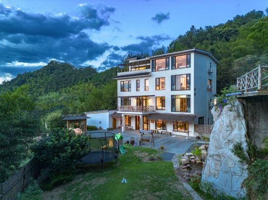 Bamboo Guesthouse Hotel in Hangzhou