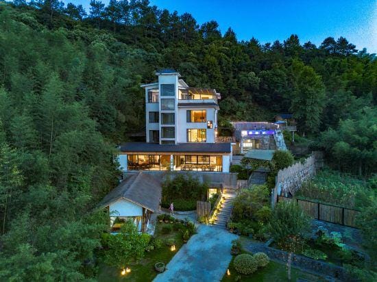 Bamboo Guesthouse Hotel in Hangzhou
