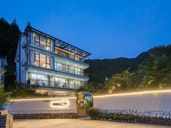 Yunxia Anji Yunshang Grassland Wild Luxury Family Holiday Villa (Xianlongxia Drifting Scenic Area) Hotel in Hangzhou