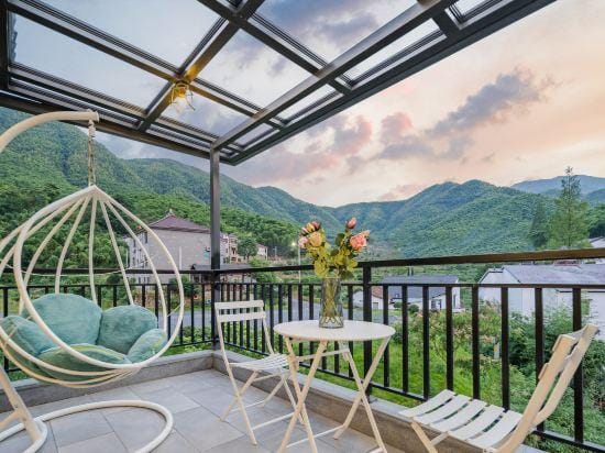 Yunxia Anji Yunshang Grassland Wild Luxury Family Holiday Villa (Xianlongxia Drifting Scenic Area) Hotel in Hangzhou