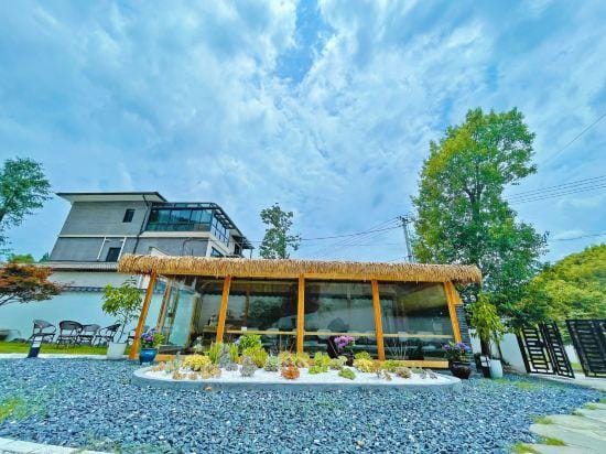 Anji Qingyun Mountain Residence, Cloud Grassland Light Luxury Pool Designer Resort Hotel in Hangzhou