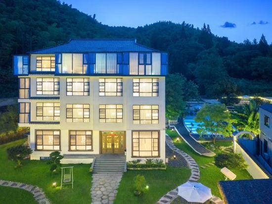 Anji Qingyun Mountain Residence, Cloud Grassland Light Luxury Pool Designer Resort Hotel in Hangzhou