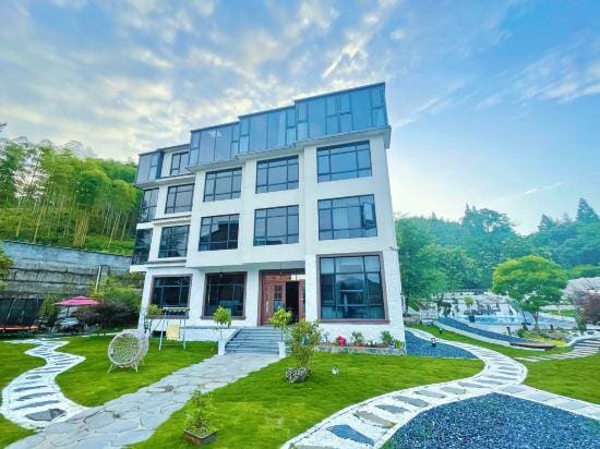 Anji Qingyun Mountain Residence, Cloud Grassland Light Luxury Pool Designer Resort Hotel in Hangzhou