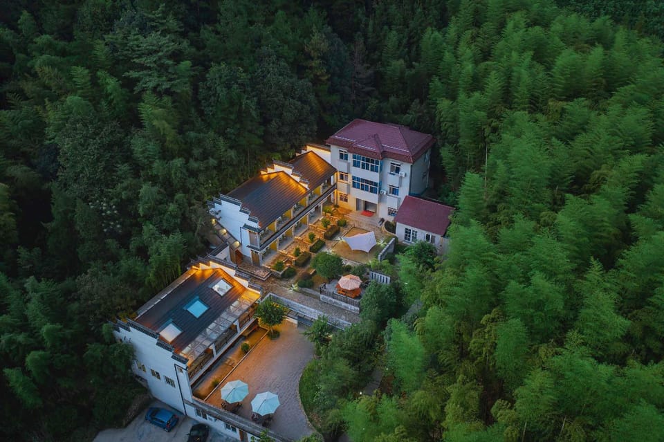 Chunsu Mountain Wild Humanities Travel Vacation Stars Hotel in Hangzhou