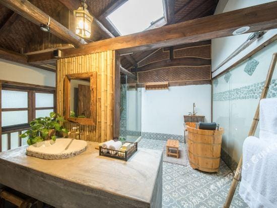 Anji Ancient Road Yuan Hot Spring Homestay Hotel in Hangzhou