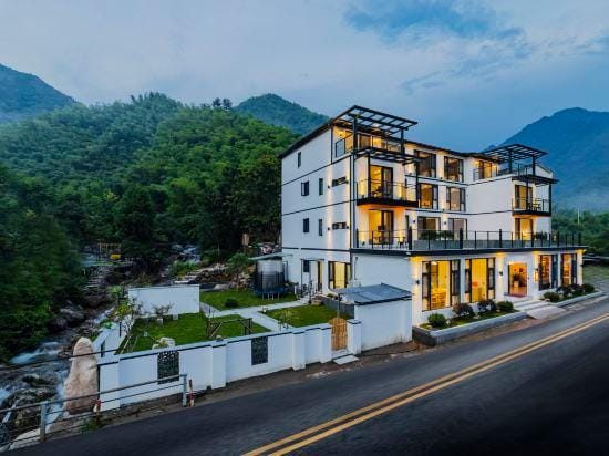 Shanfeng Zhuyun · Creekside Family Hiking Resort (Anji Longwang Mountain Rafting) Hotel in Hangzhou