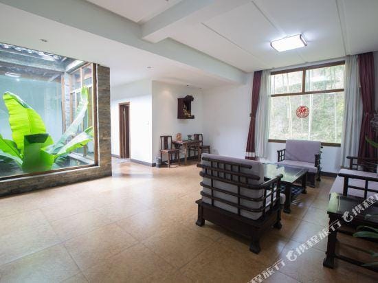 Wolong Riverside Manor Hotel in Hangzhou
