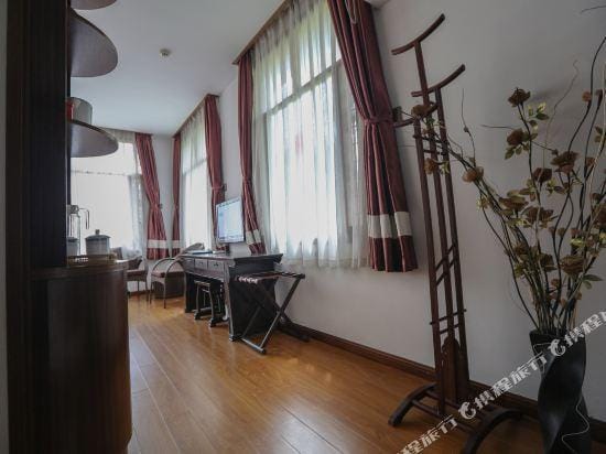 Wolong Riverside Manor Hotel in Hangzhou