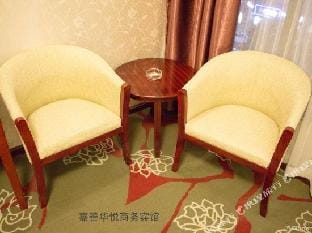 Home Alliance Huayi Yiju Hotel (Jiashan xingyuecheng Commercial Plaza store) Hotel in Shanghai