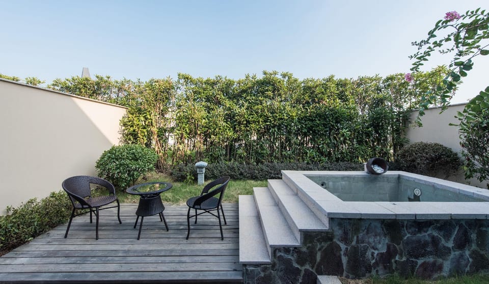 Yunlan Bay Shuanglian Hot Spring Resort Hotel in Shanghai