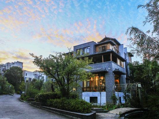 Meet Lanju Bed and Breakfast Hotel in China