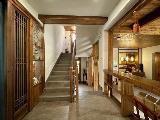 Meet Lanju Bed and Breakfast Hotel in China