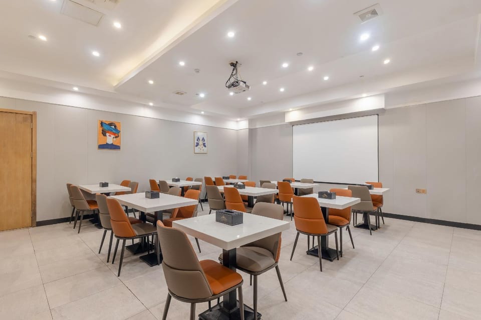 Manston Holiday Hotel (Zhongshan Road Pedestrian Street Wuhu High-Speed Railway Station) Hotel in Nanjing