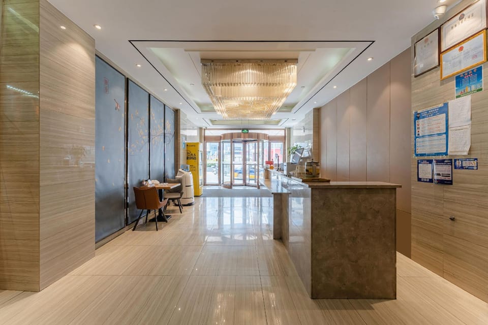 Manston Holiday Hotel (Zhongshan Road Pedestrian Street Wuhu High-Speed Railway Station) Hotel in Nanjing