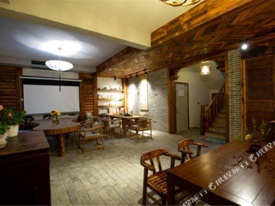 Rooftop Flower Stream Ink B&B Hotel in Zhejiang