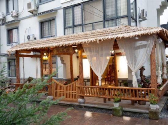 Rooftop Flower Stream Ink B&B Hotel in Zhejiang