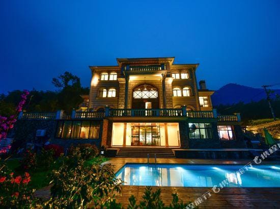 A Small Courtyard Hotel in Hangzhou