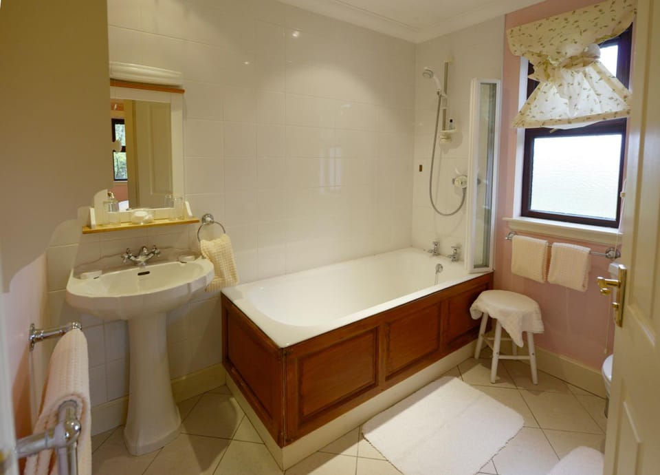The Factor's Inn & Factor's Cottage Inn in Scotland