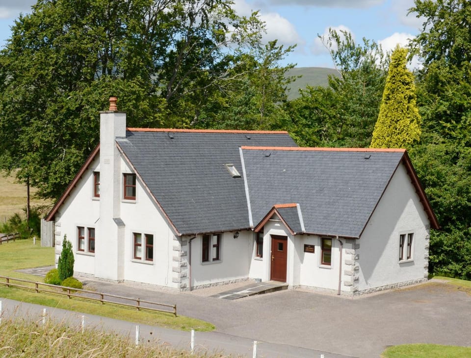 The Factor's Inn & Factor's Cottage Inn in Scotland