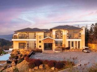 Guangde Swift Valley Luxury Resort Hotel in Zhejiang