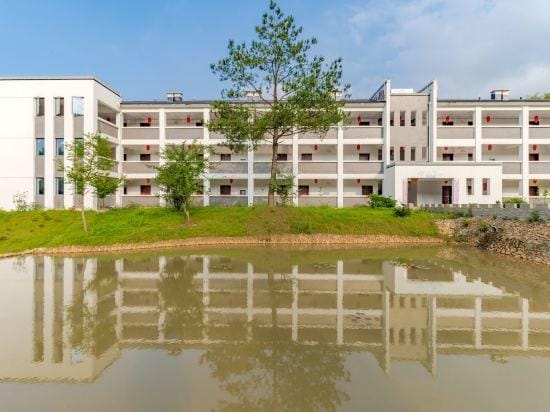Shikang Shiwai Taoyuan Leisure Tourist Resort Hotel in Zhejiang
