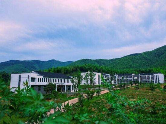 Shikang Shiwai Taoyuan Leisure Tourist Resort Hotel in Zhejiang
