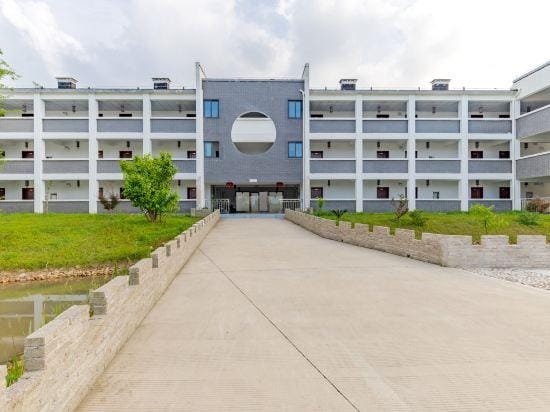Shikang Shiwai Taoyuan Leisure Tourist Resort Hotel in Zhejiang