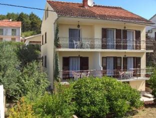 Antique apartment with balcony Hotel in Stari Grad