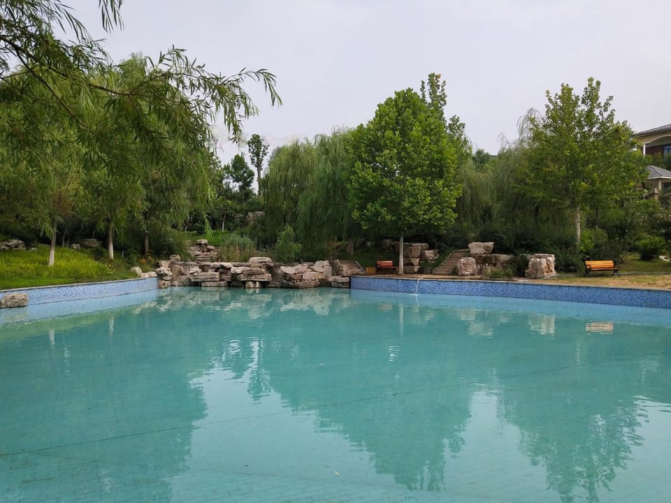 Swimming pool [outdoor]