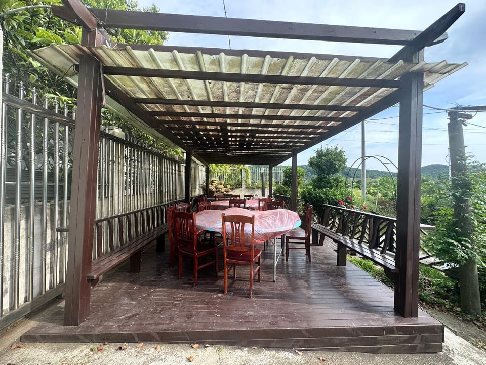 Baihe Hill Farmhouse Restaurant Hotel in Zhejiang