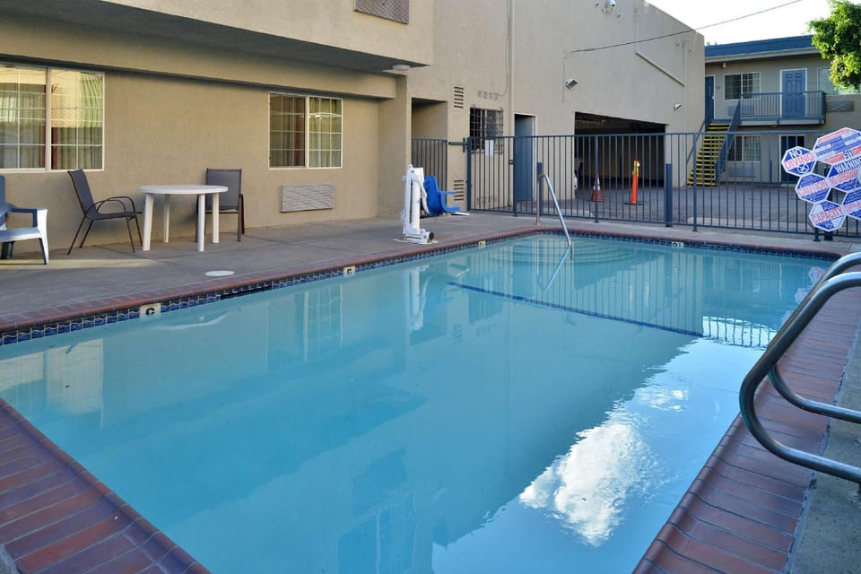 Swimming pool [outdoor]