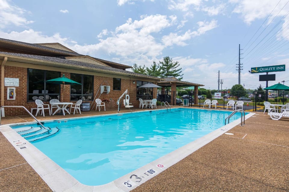 Swimming pool [outdoor]