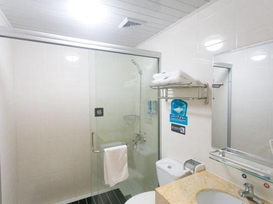 Yizhi Holiday Chain Hotel (Kunshan Hexing Road Huamao International Auto City) Hotel in Shanghai