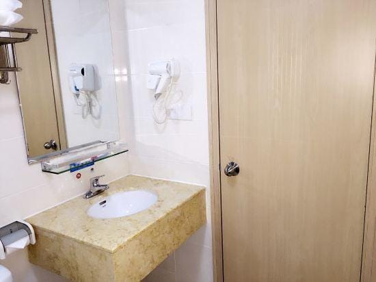 Yizhi Holiday Chain Hotel (Kunshan Hexing Road Huamao International Auto City) Hotel in Shanghai