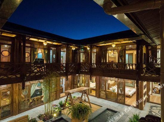 Small Peak Palace Inn Hotel in China