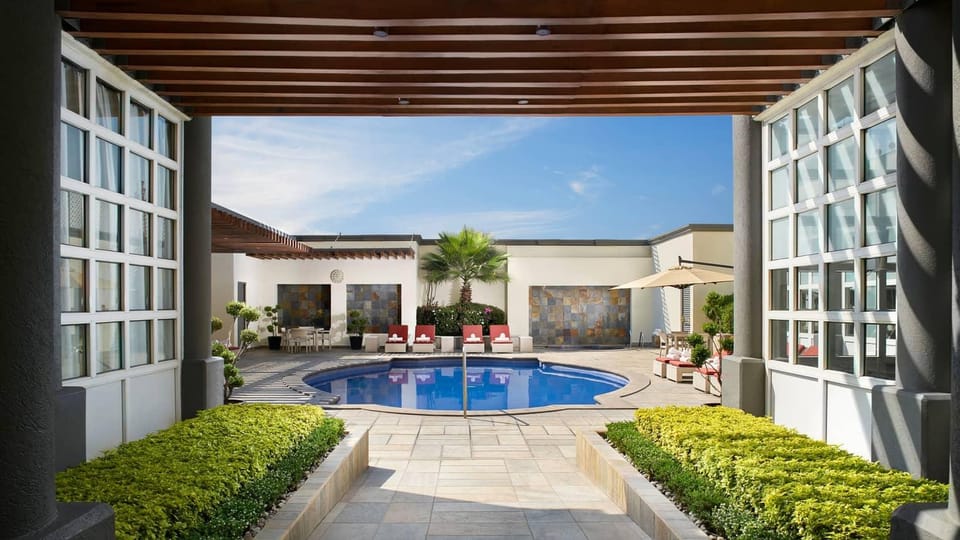 Swimming pool [outdoor]