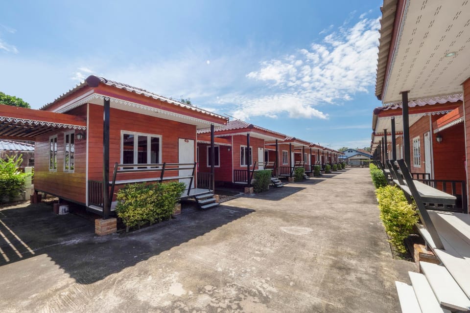 OYO 1166 Train Way Resort  Hotel in Chon Buri Changwat