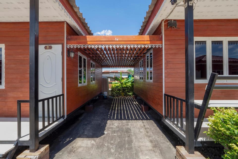 OYO 1166 Train Way Resort  Hotel in Chon Buri Changwat