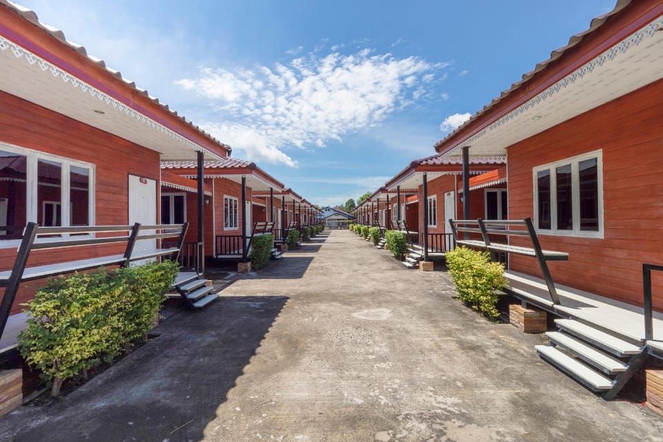 OYO 1166 Train Way Resort  Hotel in Chon Buri Changwat