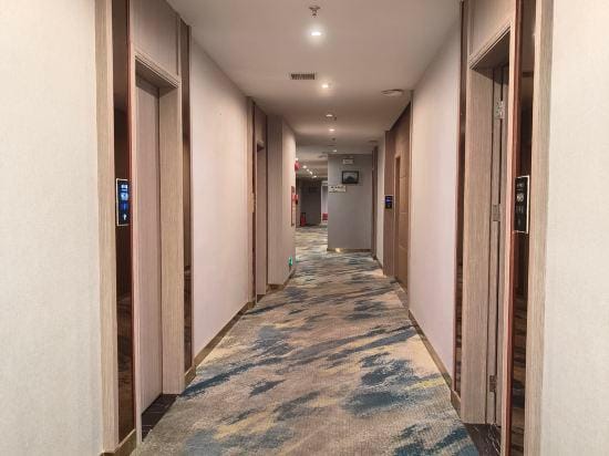 Shenzhen Yuefeng Hotel (Bao'an Airport Xixiang Metro Station Branch) Hotel in Shenzhen