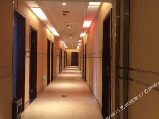Rainbow Boutique Hotel (Shaoxing Lu Xun Hometown Subway Station) Hotel in Hangzhou