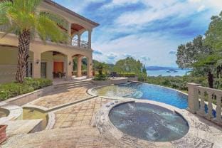 Thousand Island Lake Riverside Resort Villa Hotel in Hangzhou