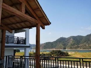 Qiandao lake water island flower sea homestay Hotel in Hangzhou